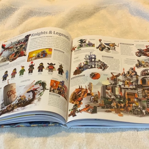 The Lego book and standing small in slip case, set hardcover - Picture 7 of 14